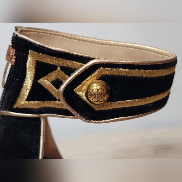 GUESS CERSIAN Black and Gold Velvet Chunky Block Heeled Sandal Sz 7.5 Chic - Picture 9 of 12